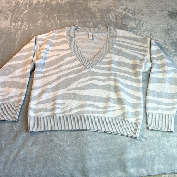 🎯Varley Calvert Sweater Zebra Gray White Size Small - Picture 5 of 12
